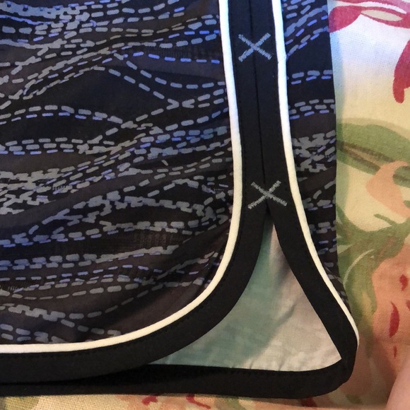 ATHLETA Size 8 Skort Black Gray Dashed Lines Graphic Abstract StayPut Leg TENNIS - Picture 4 of 14